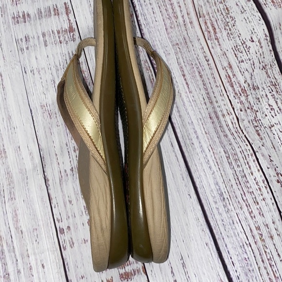 Vionic flip flops size 11 - Picture 3 of 6